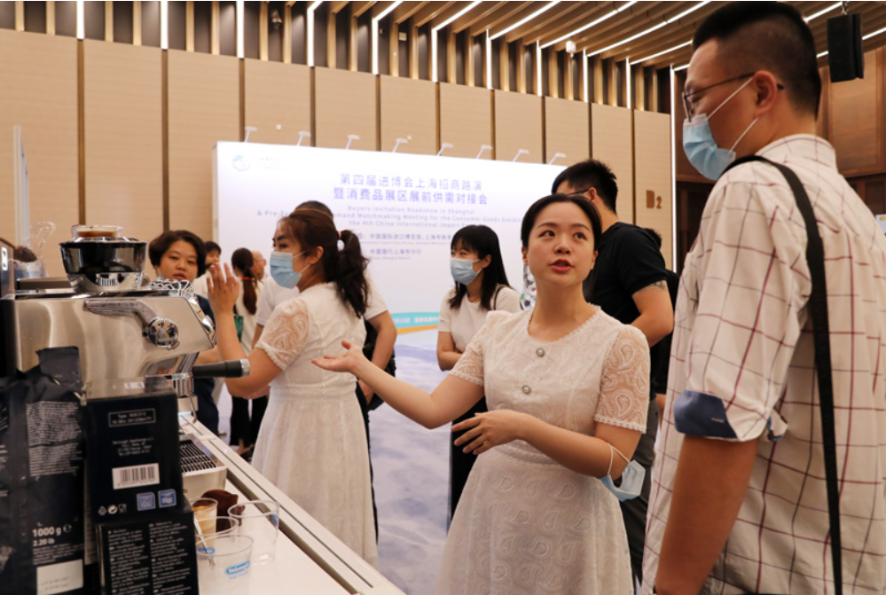 加第四屆進(jìn)博會(huì)上海招商路演暨消費(fèi)品展區(qū)展前供需對接會(huì)的一名企業(yè)工作人員